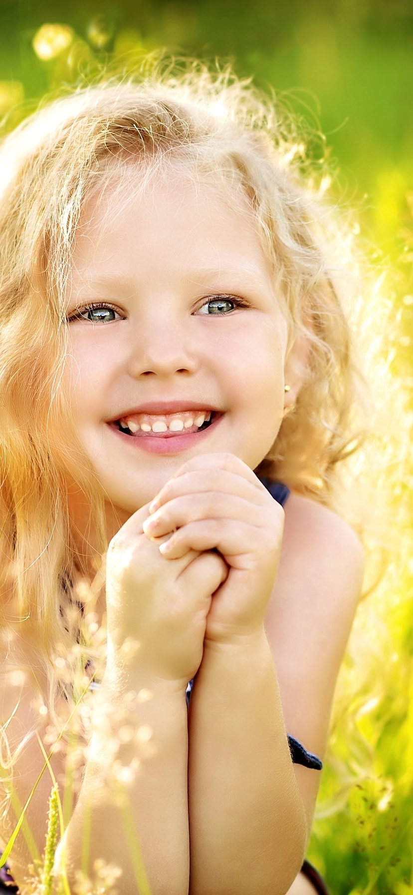 Картинка: Девочка, лицо, светлые волосы, улыбка, настроение, лето, трава