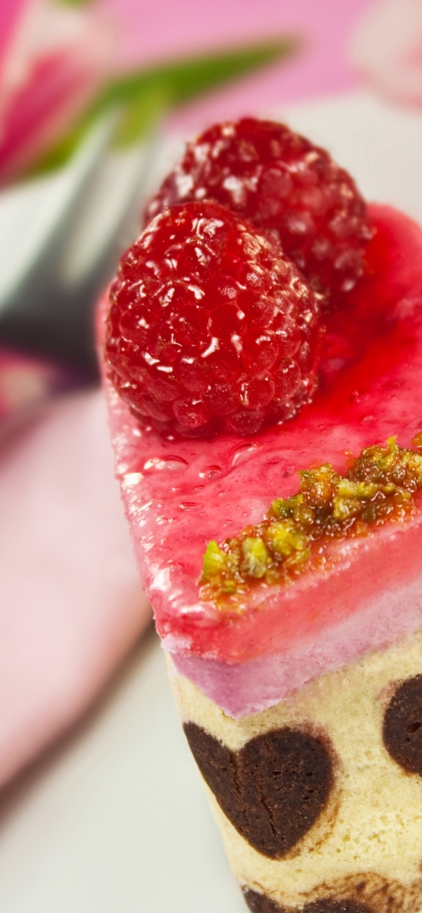 Картинка: Десерт, пирожное, сладость, малина, ягодки, шоколадные сердечки