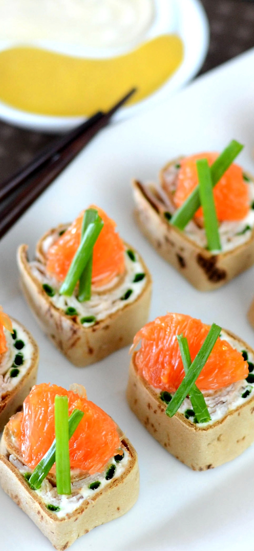 Картинка: Суши, рыба, палочки, лук, зелень, соус