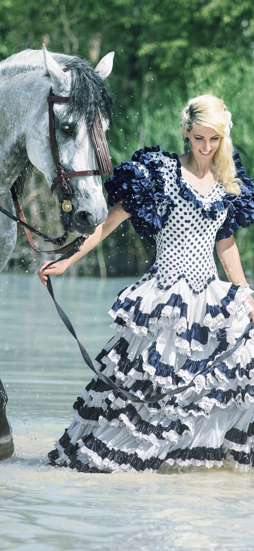 Картинка: Девушка, лошадь, вода, речка, прогулка, трава, платье, солнечный день