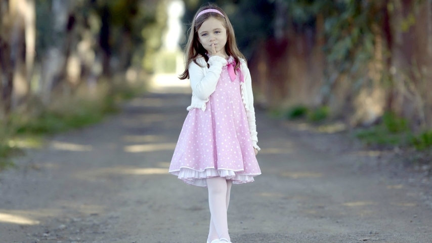 Картинка: Девочка, розовое платье, ободок, прогулка, дорожка