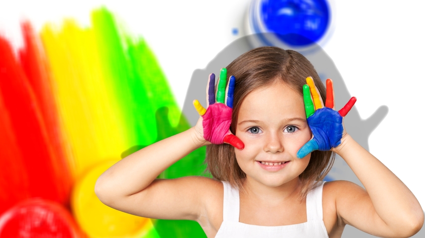 Картинка: Ребёнок, девочка, улыбка, руки, яркая краска, настроение
