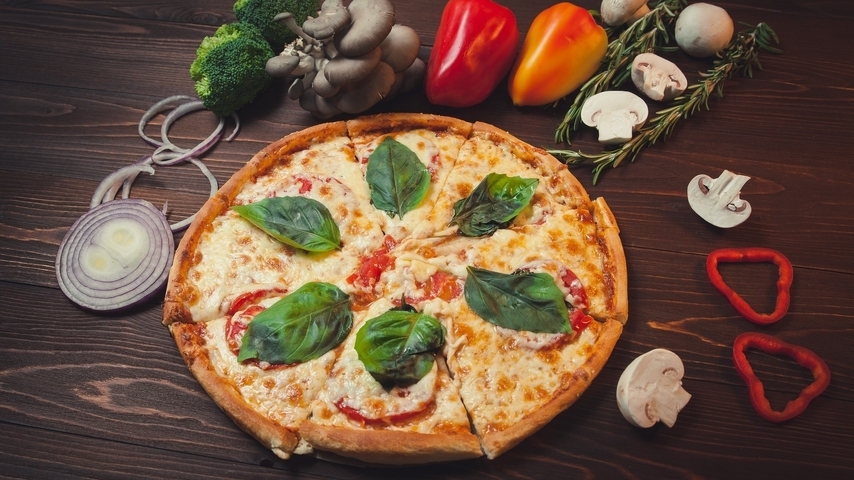 Картинка: Пицца, красный перец, грибы, лук, специи, зелень