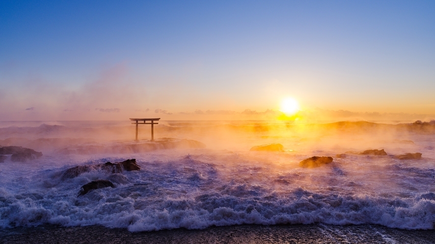 Картинка: Море, солнце, закат, испарение, вода, волны, камни, берег, небо, ворота