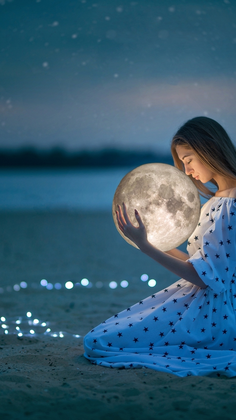 Картинка: Девушка, платье, сидит, песок, шар, сфера, планета, луна, огоньки, держит