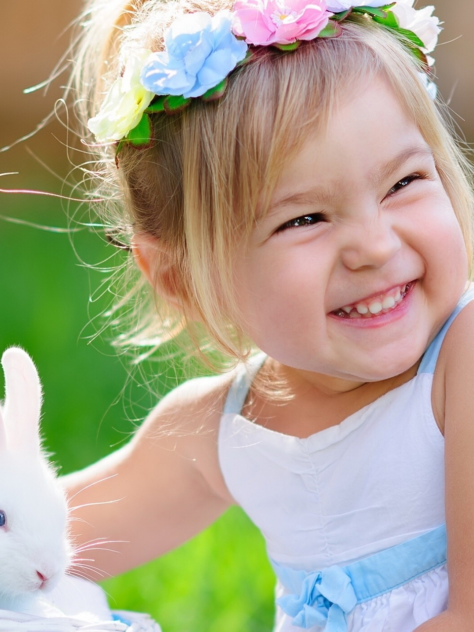 Картинка: Девочка, кролик, радость, улыбка, настроениие