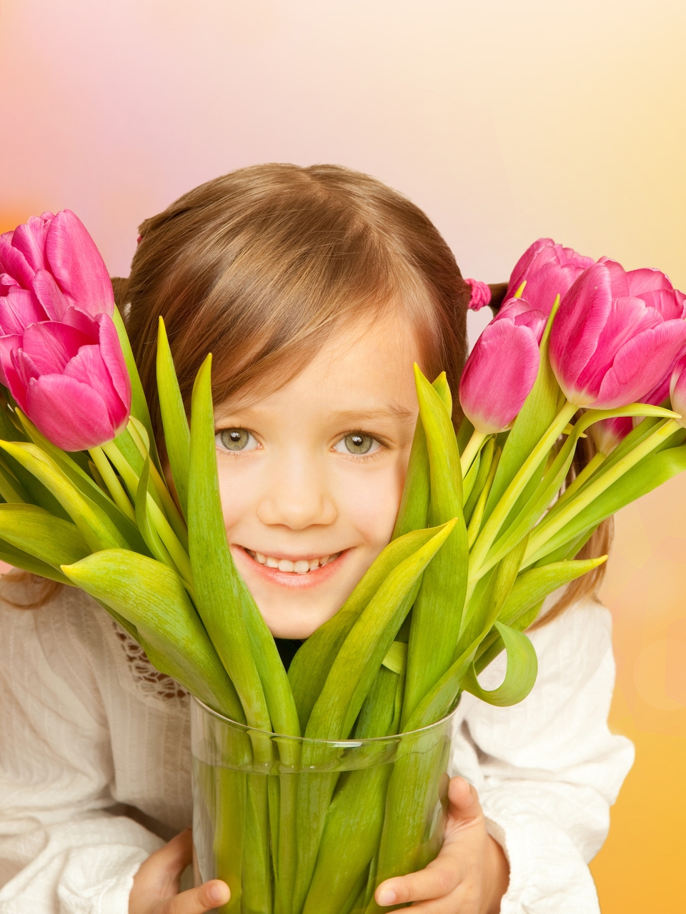 Картинка: Девочка, взгляд, улыбка, тюльпаны, цветы