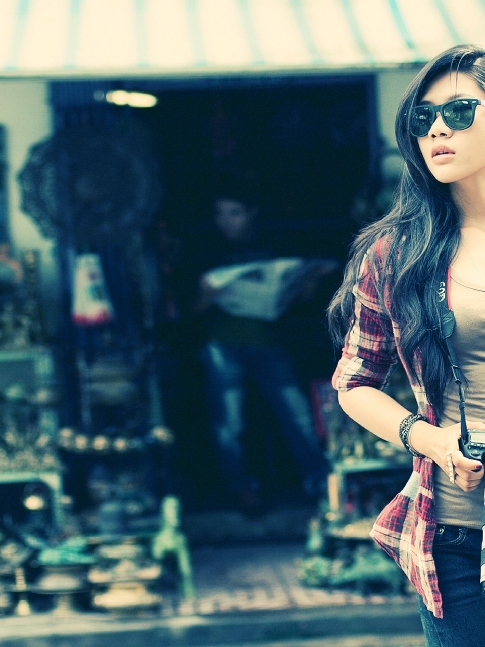 Картинка: Брюнетка, девушка, азиатка, волосы, рубашка, очки, фотоопарат, canon, улица, размытость