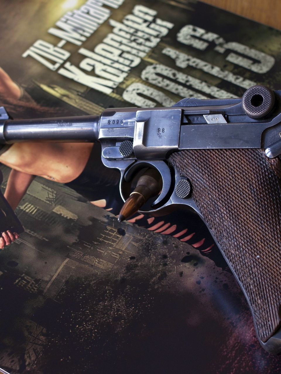 Картинка: luger p08 parabellum, пистолет, лежит, журнал, девушка, оружие, патрон