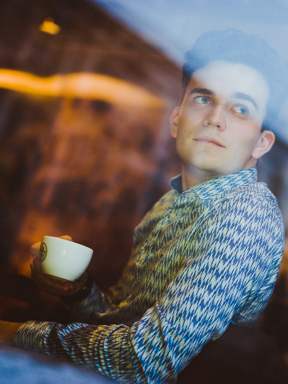 Картинка: Мужчина, лицо, взгляд, кафе, сидит, чашка, стекло, отражение