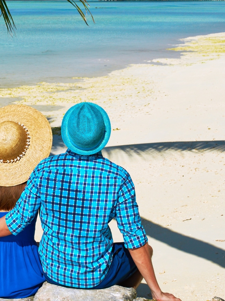Картинка: Пара, девушка, парень, шляпа, объятия, тень, море, песок, пляж, солнце