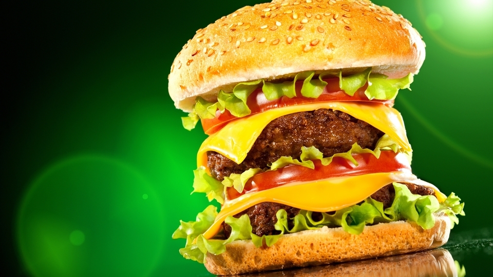 Картинка: Гамбургер, котлета, помидоры, сыр, лук, зелень