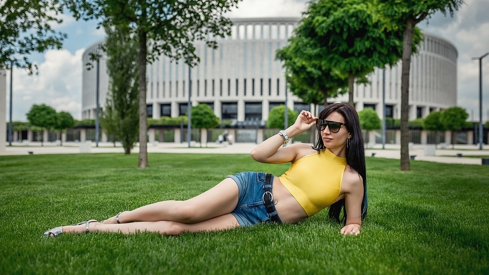 Картинка: Lioka Grechanova, брюнетка, девушка, очки, позирует, лежит, лужайка, трава