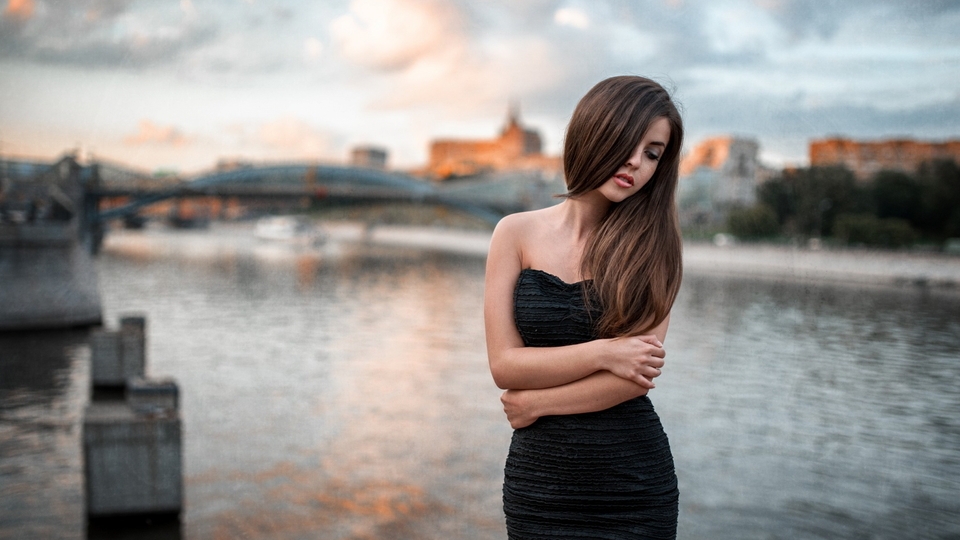 Картинка: Девушка, река, мост, брюнетка, стоит, чёрное платье, волосы, разымытость